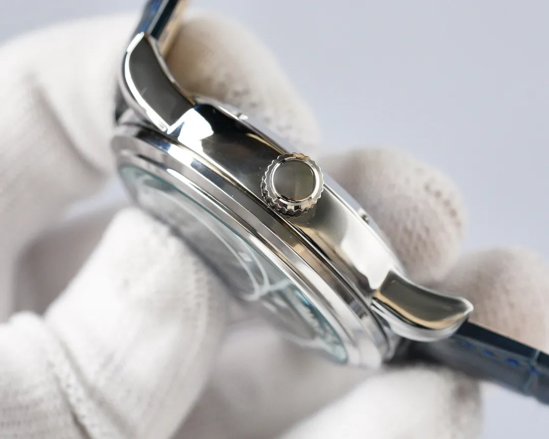 【High-end replica】💰1720! Patek Philippe - The Starry Sky Upgrade Ultimate Edition upgrades the Galaxy 6102 and 6104 super complication series‼ ️Geneva Sky Series Can you imagine wearing the starry sky on your wrist? This starry sky watch has a unique astrological function. You can enjoy the Geneva sky map on the blue round dial, as well as the golden moon trajectory. It lasts for 20 months. It adopts a pearl rotor modified from Japan's Citizen 8215. It has the same movement as the original one. The moon on the dial will automatically change according to the full moon, full moon, eclipse and curvature of the moon in the sky. The sapphire glass on the front and rear of the case is treated with advanced technology to increase the refracted light of the glass, making the dial look more transparent. It does not seem to have the feeling of glass. The back cover and glass also use the same concave shape as the original product, breaking the traditional parallelism between the back cover and the glass of the watch🔥Top product, continuous high-quality products🔥